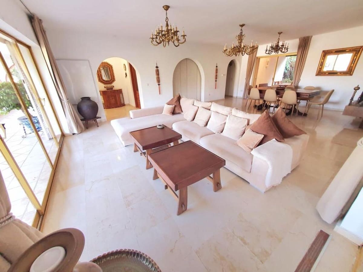 4 bedroom Villa for rent in Nueva Andalucia with pool - € 7,800 (Ref: 6976364)