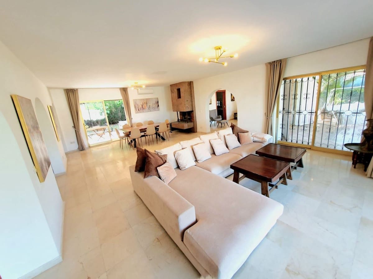 4 bedroom Villa for rent in Nueva Andalucia with pool - € 7,800 (Ref: 6976364)