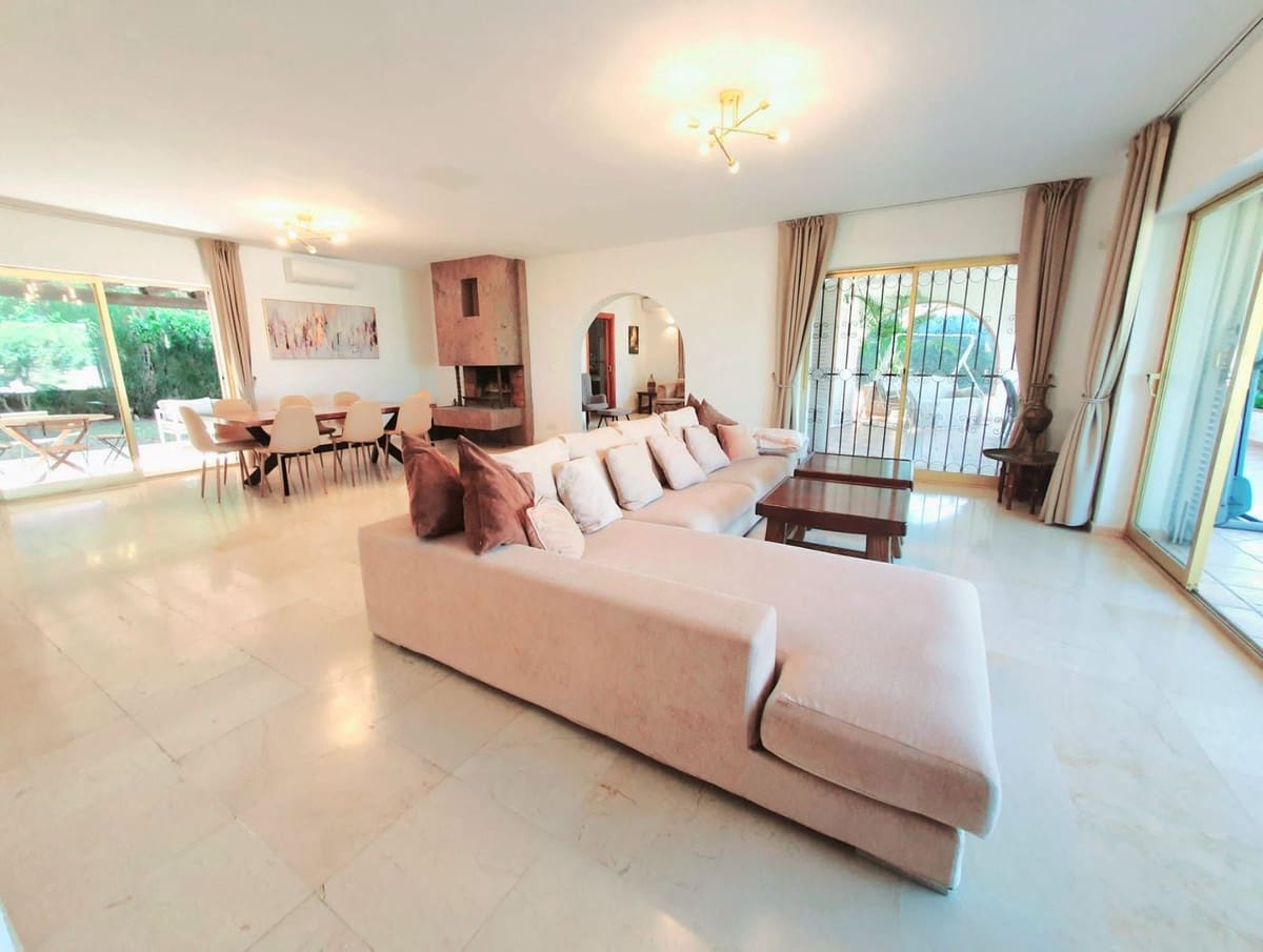 4 bedroom Villa for rent in Nueva Andalucia with pool - € 7,800 (Ref: 6976364)