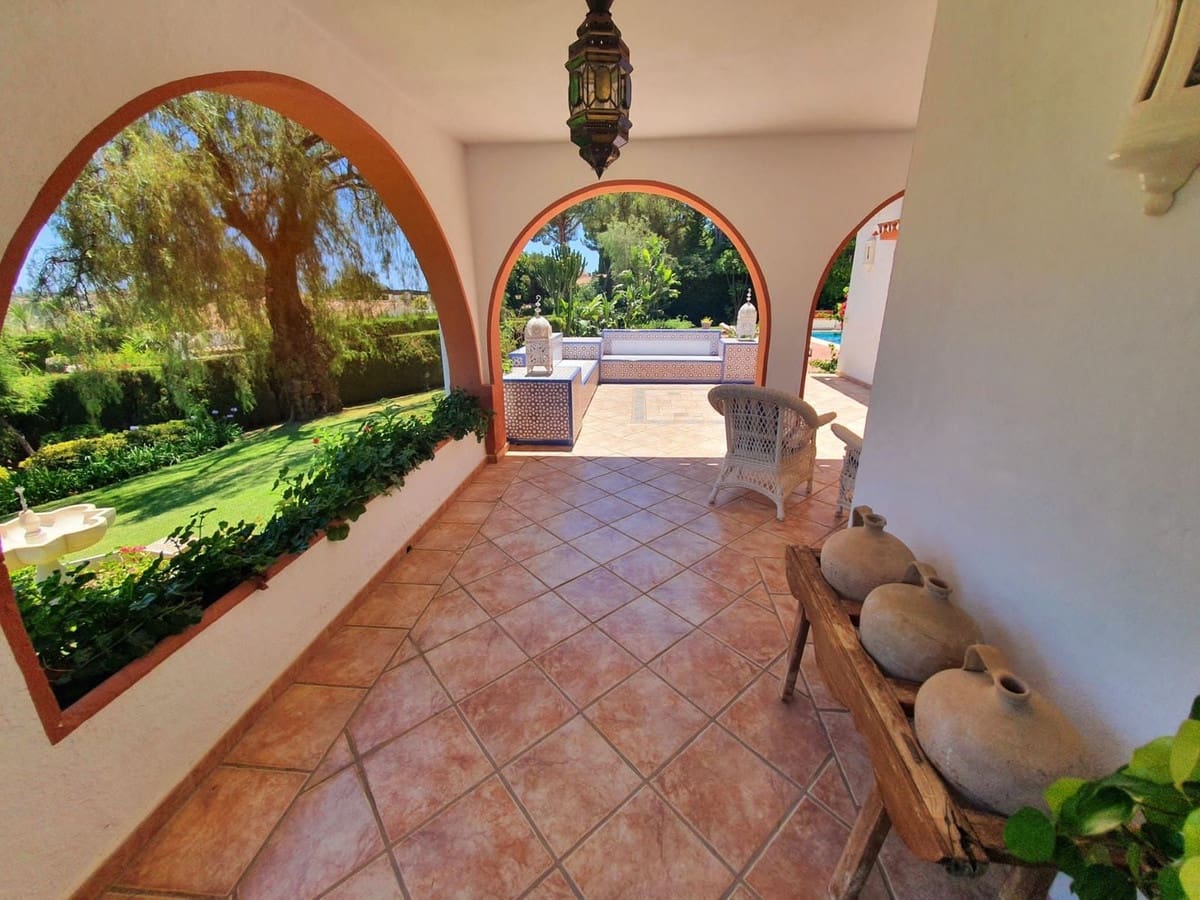 4 bedroom Villa for rent in Nueva Andalucia with pool - € 7,800 (Ref: 6976364)