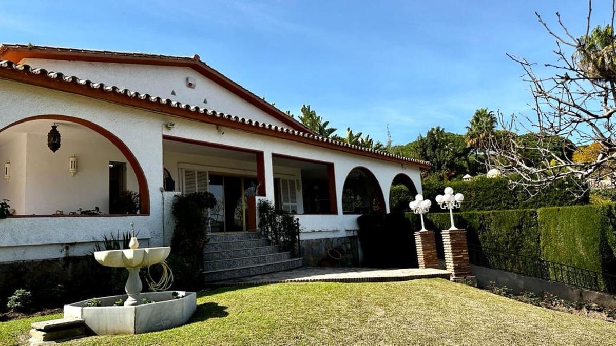 4 bedroom Villa for rent in Nueva Andalucia with pool - € 7,800 (Ref: 6976364)