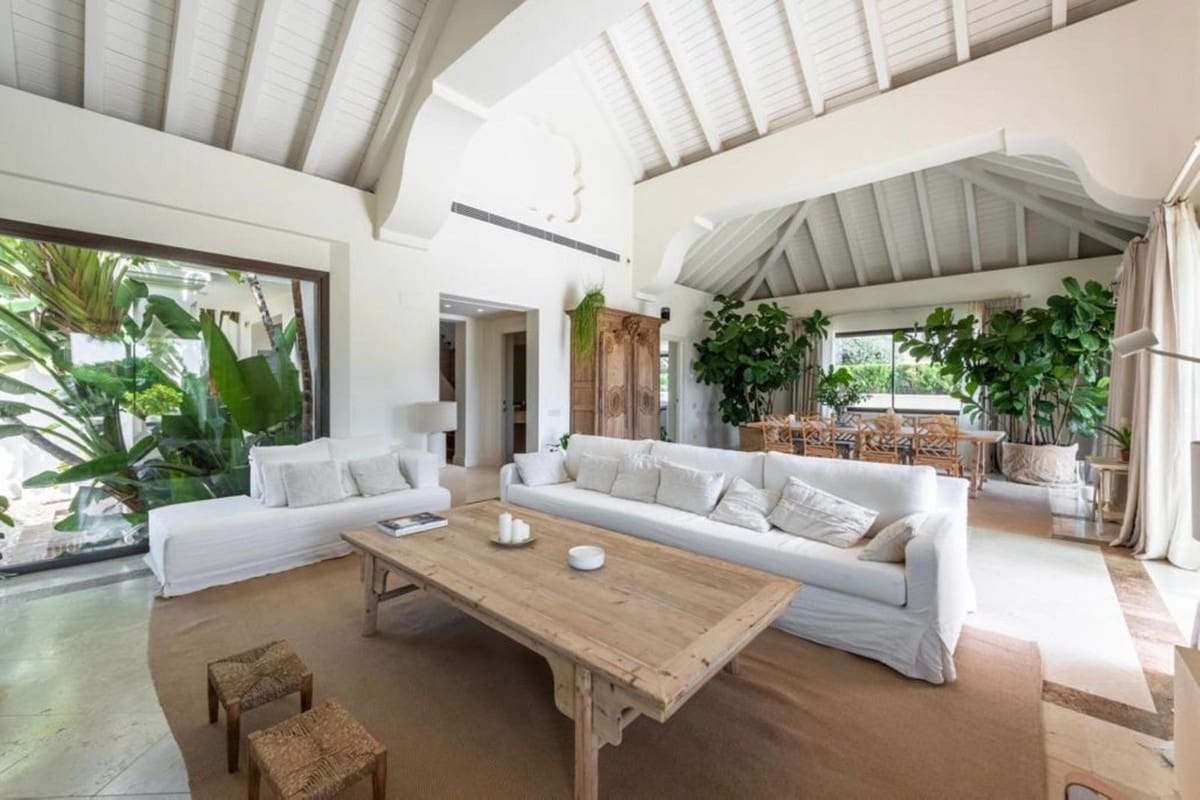 5 bedroom Villa for rent in Golden Mile with pool garage - € 17,000 (Ref: 9628073)