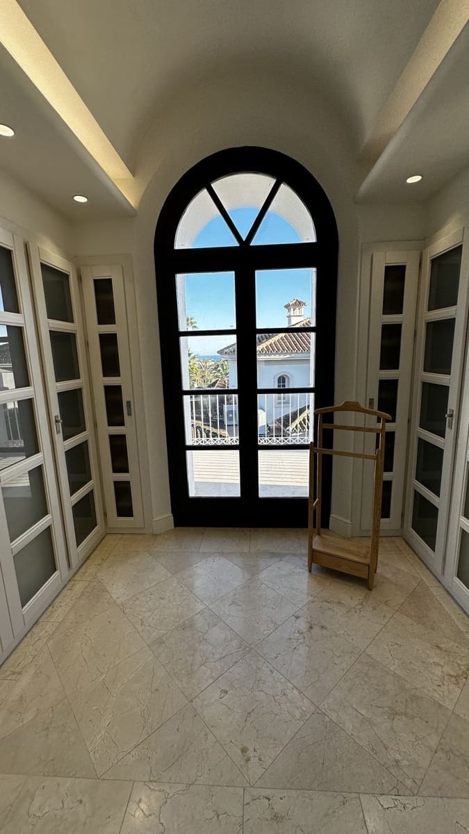 5 bedroom Villa for rent in Golden Mile with pool garage - € 17,000 (Ref: 9628073)