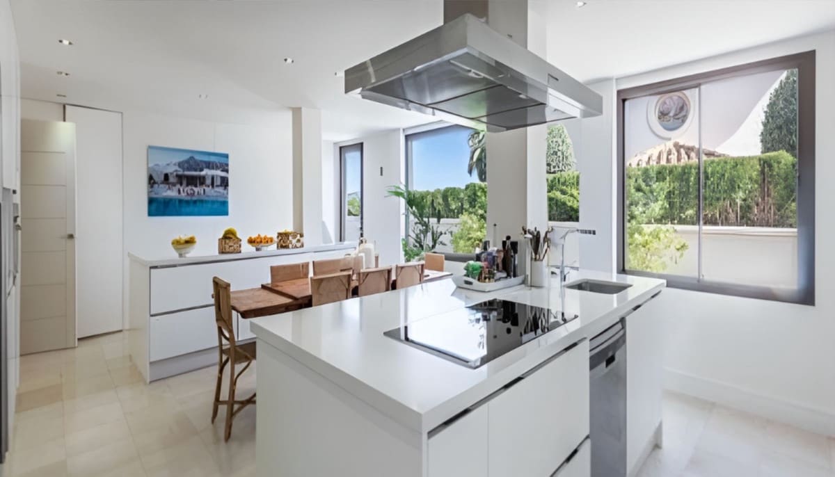 5 bedroom Villa for rent in Golden Mile with pool garage - € 17,000 (Ref: 9628073)