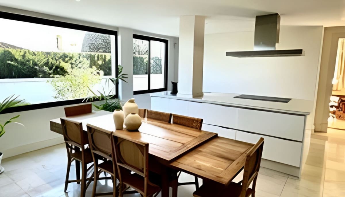 5 bedroom Villa for rent in Golden Mile with pool garage - € 17,000 (Ref: 9628073)