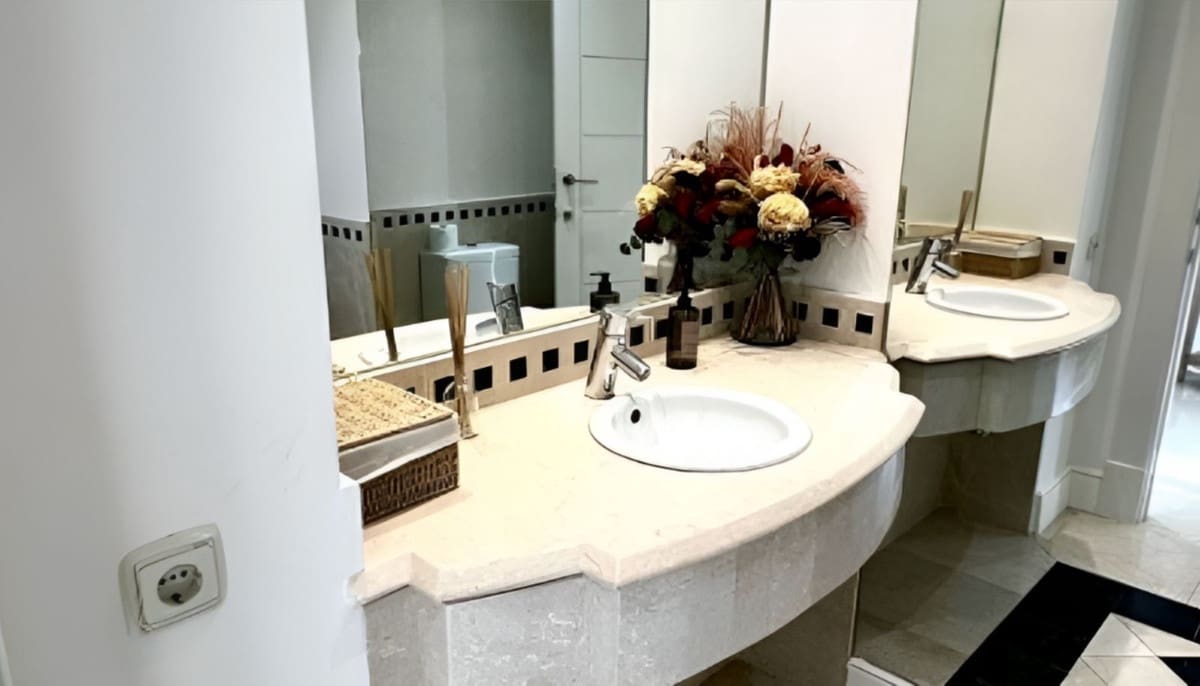 5 bedroom Villa for rent in Golden Mile with pool garage - € 17,000 (Ref: 9628073)