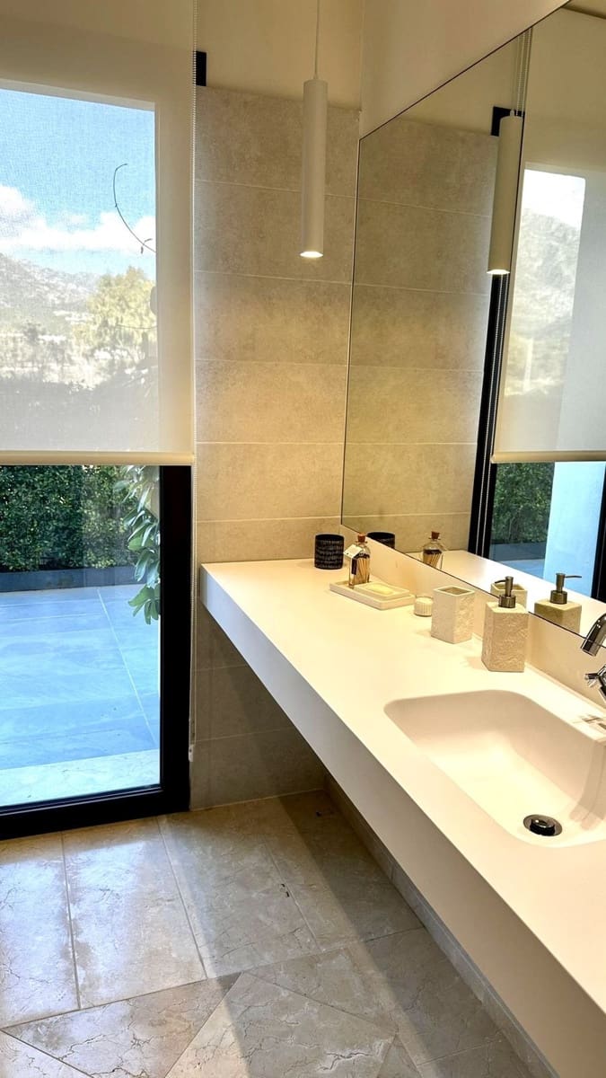 5 bedroom Villa for rent in Golden Mile with pool garage - € 15,000 (Ref: 9628073)
