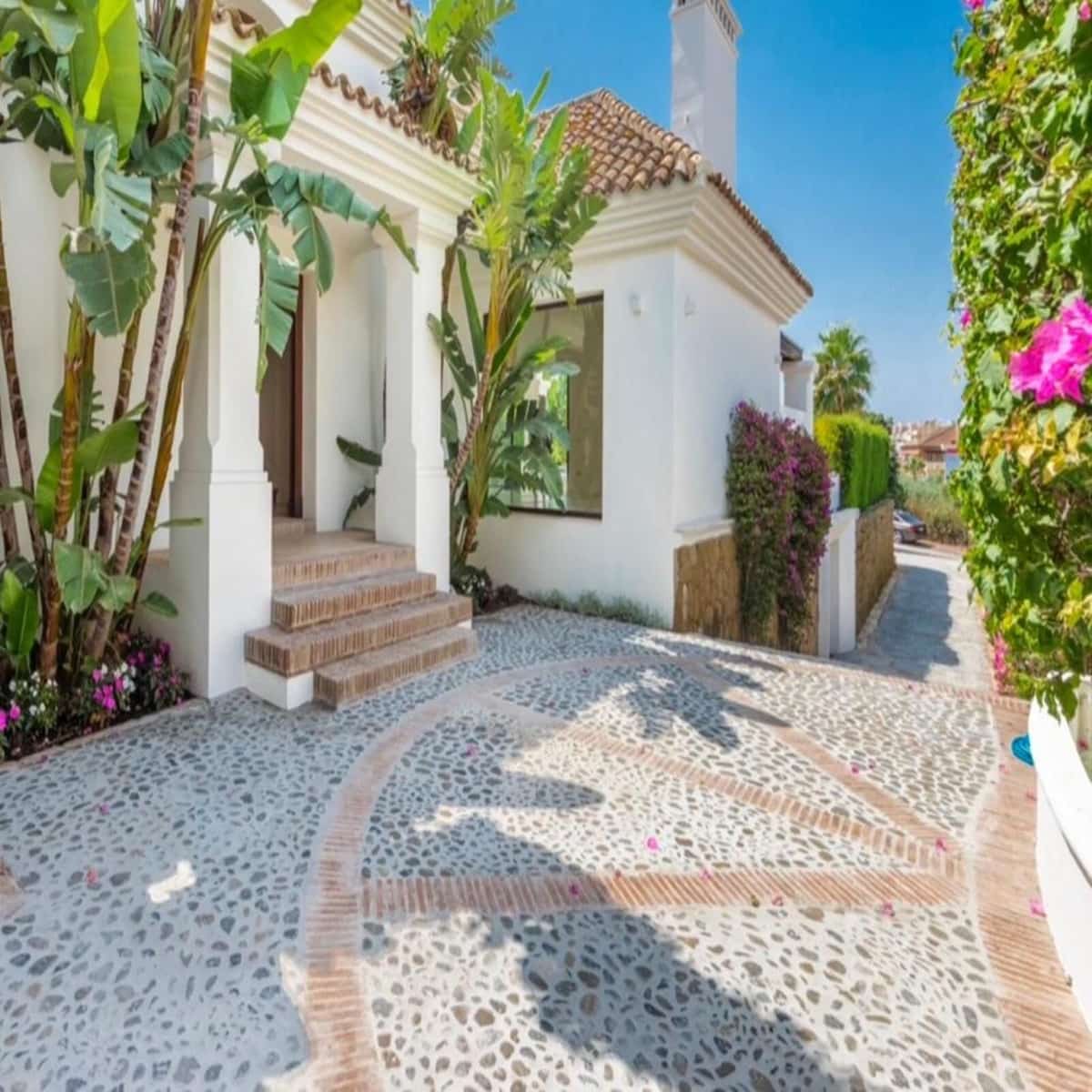 5 bedroom Villa for rent in Golden Mile with pool garage - € 15,000 (Ref: 9628073)