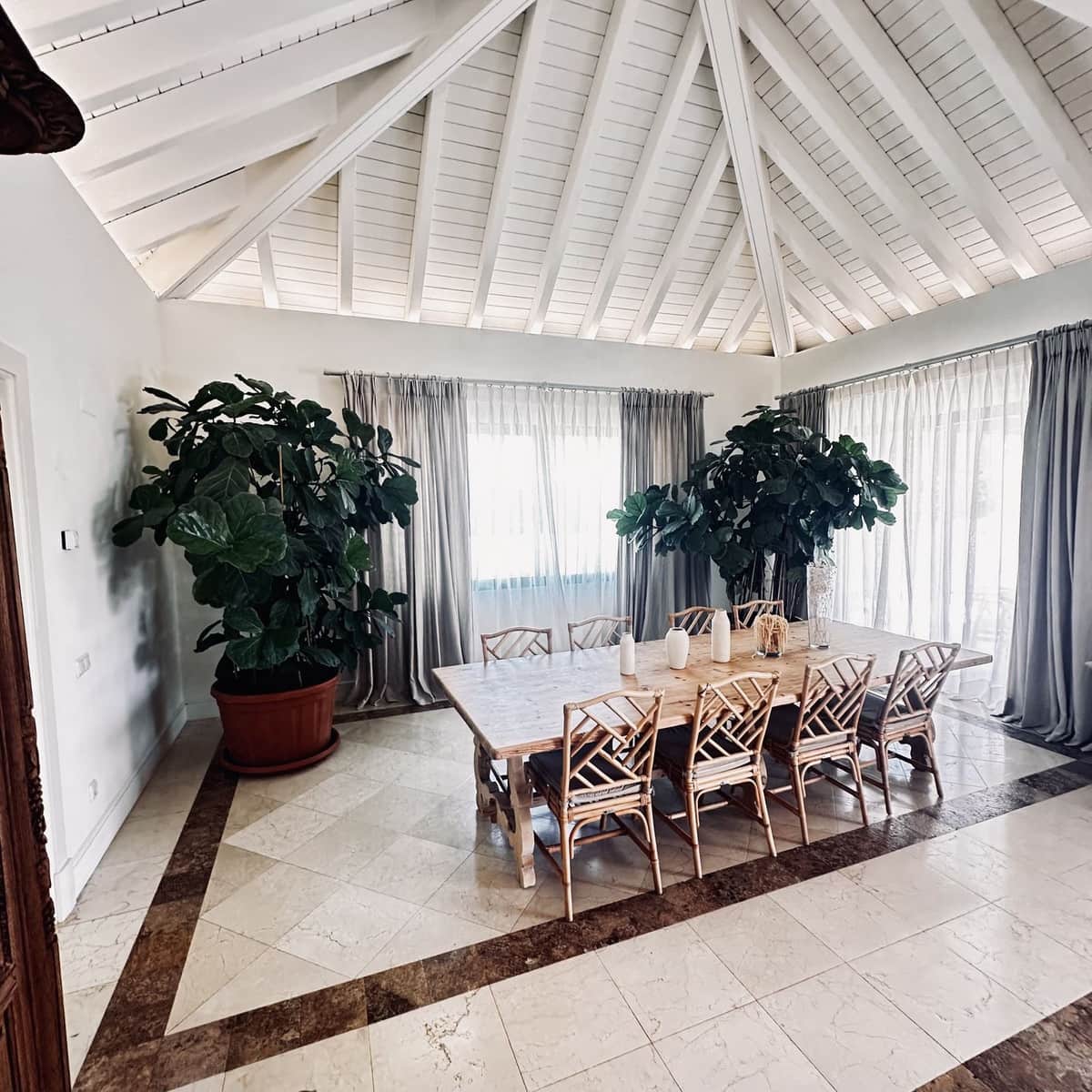 5 bedroom Villa for rent in Golden Mile with pool garage - € 15,000 (Ref: 9628073)