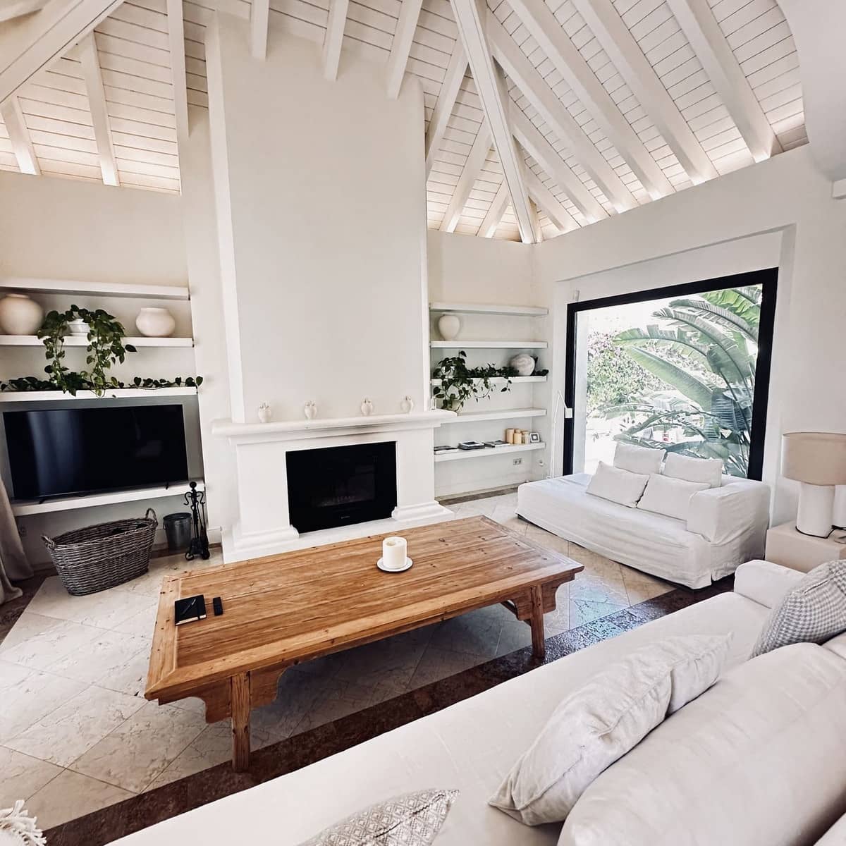 5 bedroom Villa for rent in Golden Mile with pool garage - € 15,000 (Ref: 9628073)