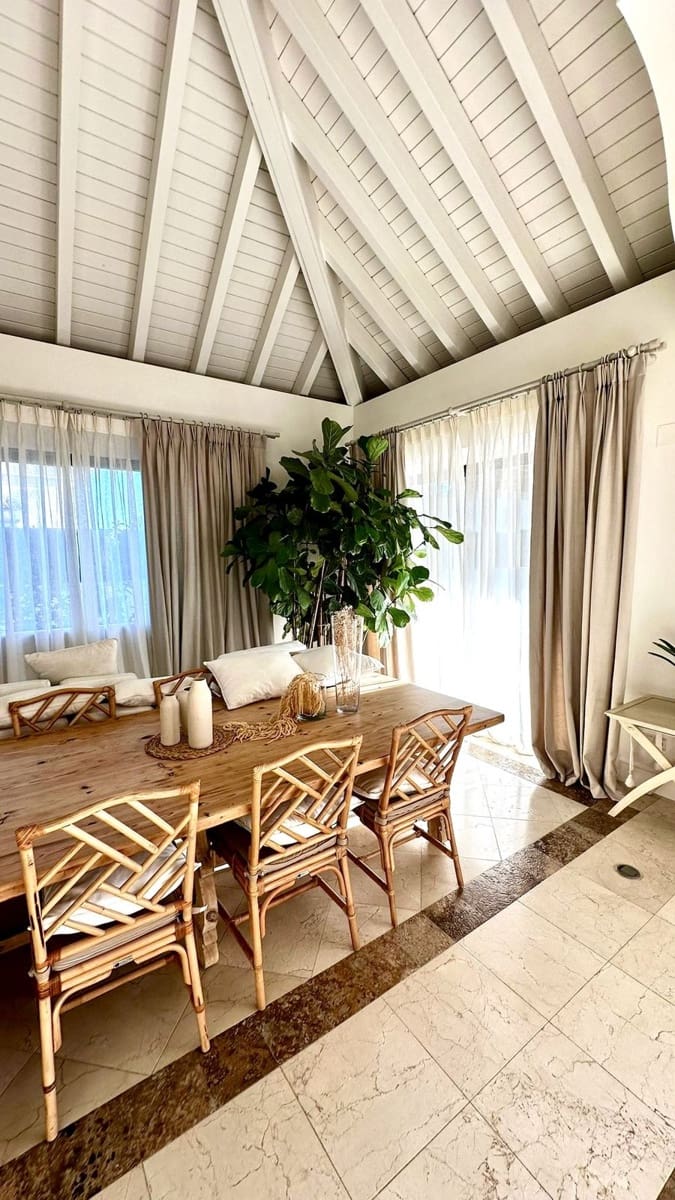 5 bedroom Villa for rent in Golden Mile with pool garage - € 15,000 (Ref: 9628073)
