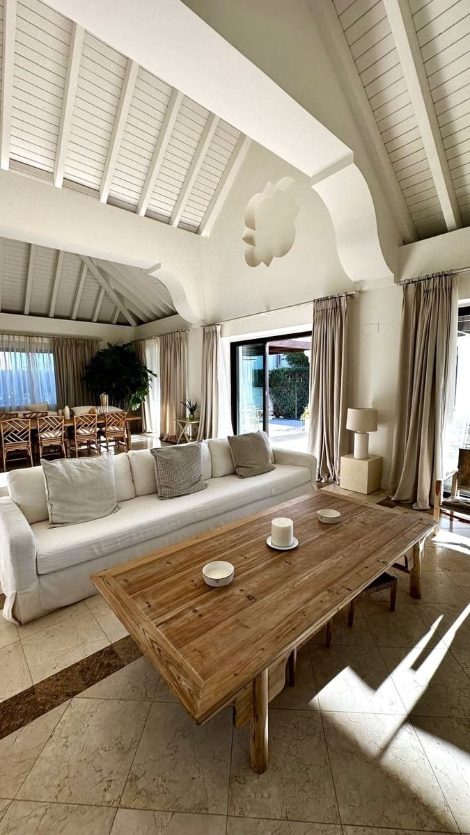 5 bedroom Villa for rent in Golden Mile with pool garage - € 15,000 (Ref: 9628073)