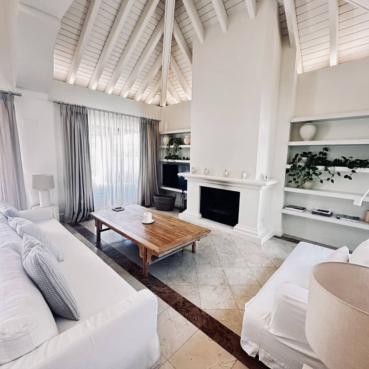 5 bedroom Villa for rent in Golden Mile with pool garage - € 15,000 (Ref: 9628073)