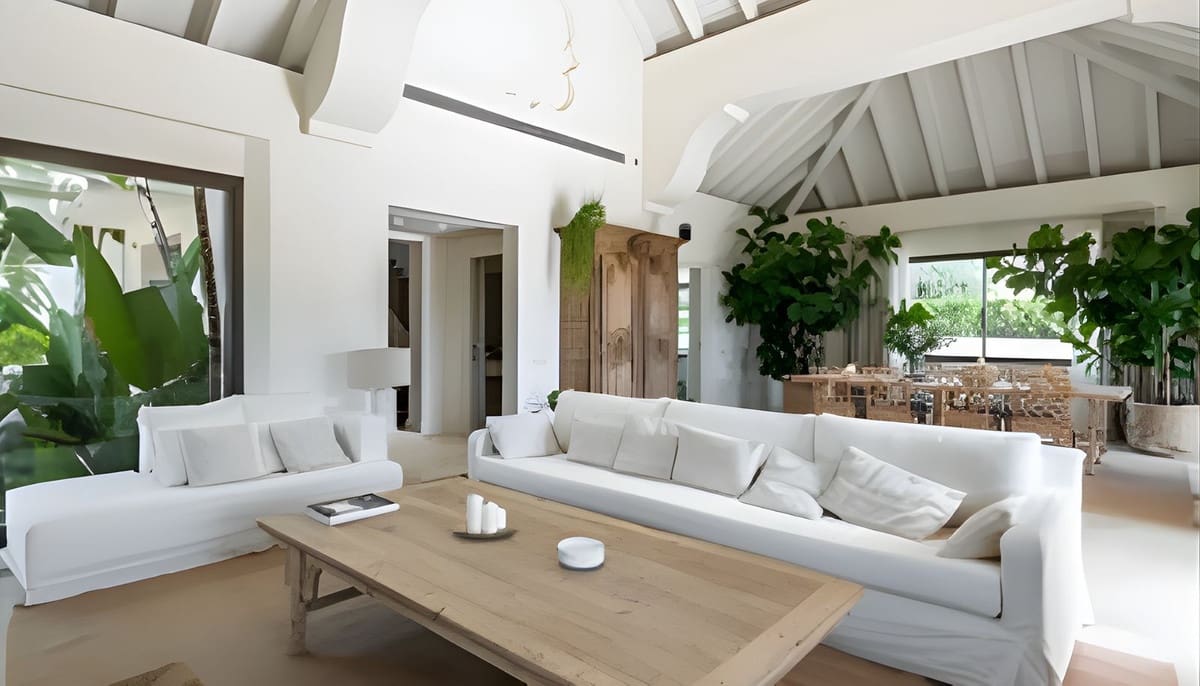 5 bedroom Villa for rent in Golden Mile with pool garage - € 15,000 (Ref: 9628073)