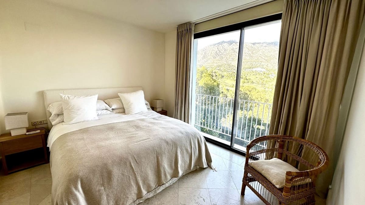 5 bedroom Villa for rent in Golden Mile with pool garage - € 15,000 (Ref: 9628073)