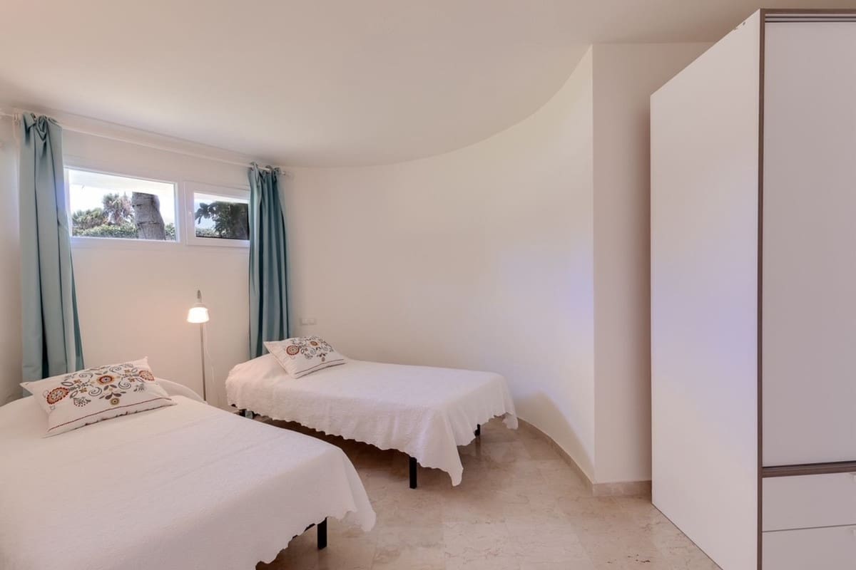 3 bedroom Villa for rent in Marbesa with pool garage - € 5,500 (Ref: 9628075)