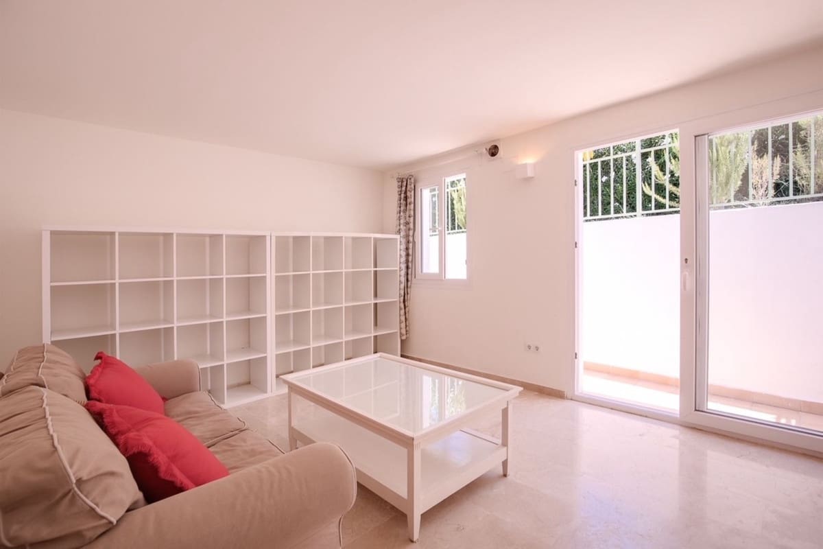 3 bedroom Villa for rent in Marbesa with pool garage - € 5,500 (Ref: 9628075)