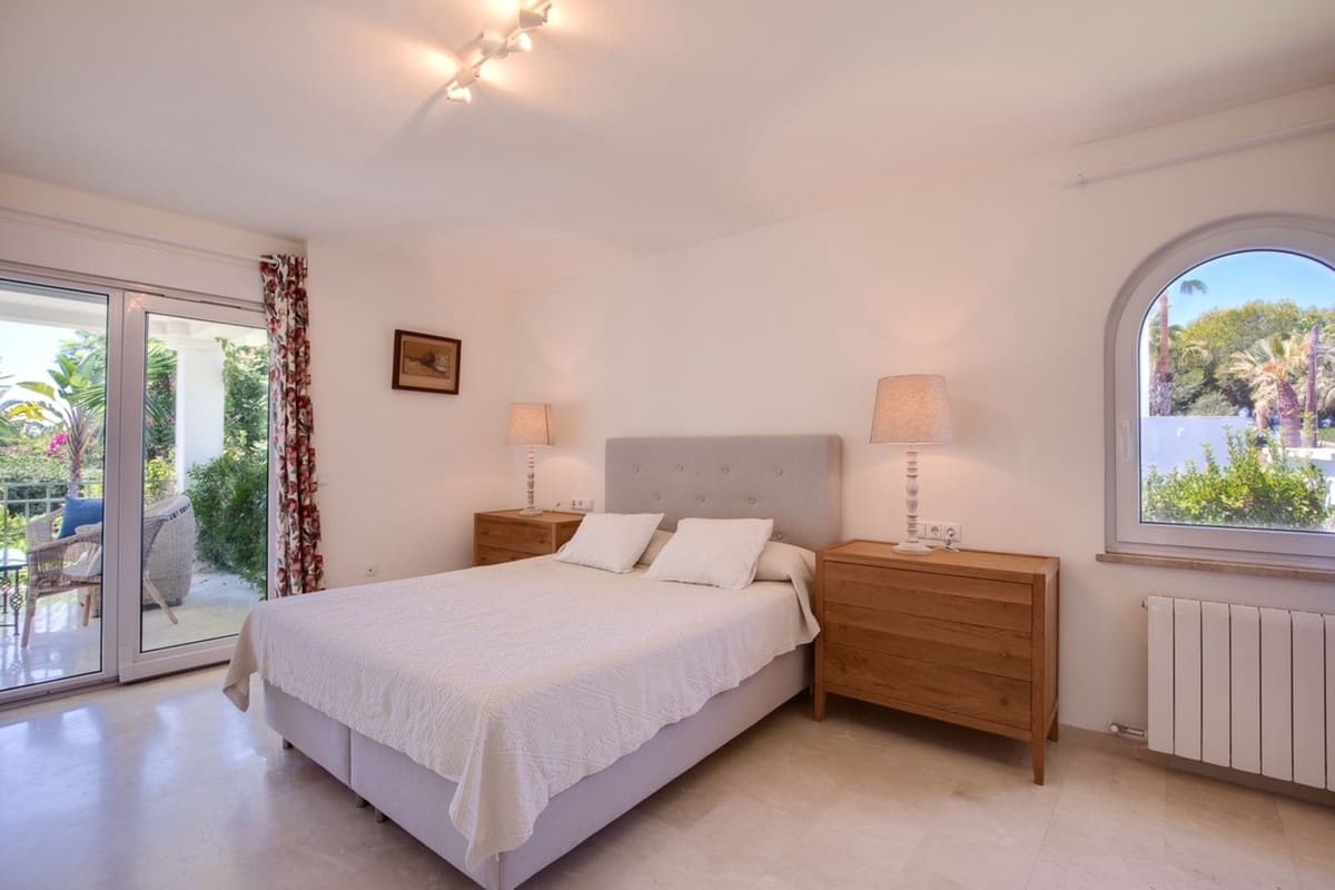 3 bedroom Villa for rent in Marbesa with pool garage - € 5,500 (Ref: 9628075)