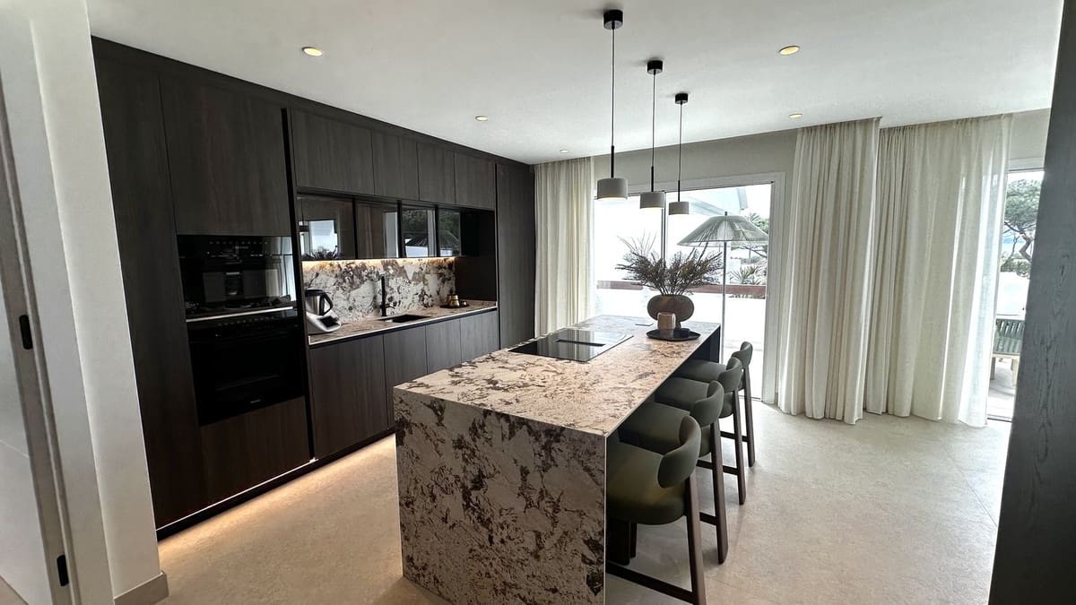 3 soverom Leilighet til salgs i Los Monteros med svømmebasseng garasje - € 2 450 000 (Ref: 9628076)