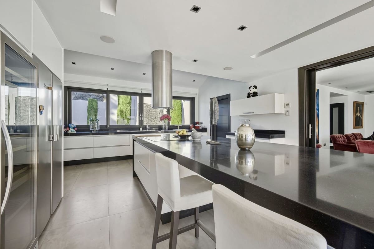 6 slaapkamer Villa te koop in Guadalmina met zwembad garage - € 5.900.000 (Ref: 9628077)