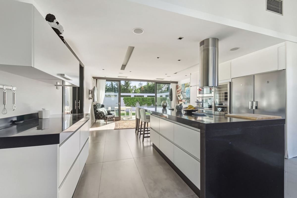 6 slaapkamer Villa te koop in Guadalmina met zwembad garage - € 5.900.000 (Ref: 9628077)