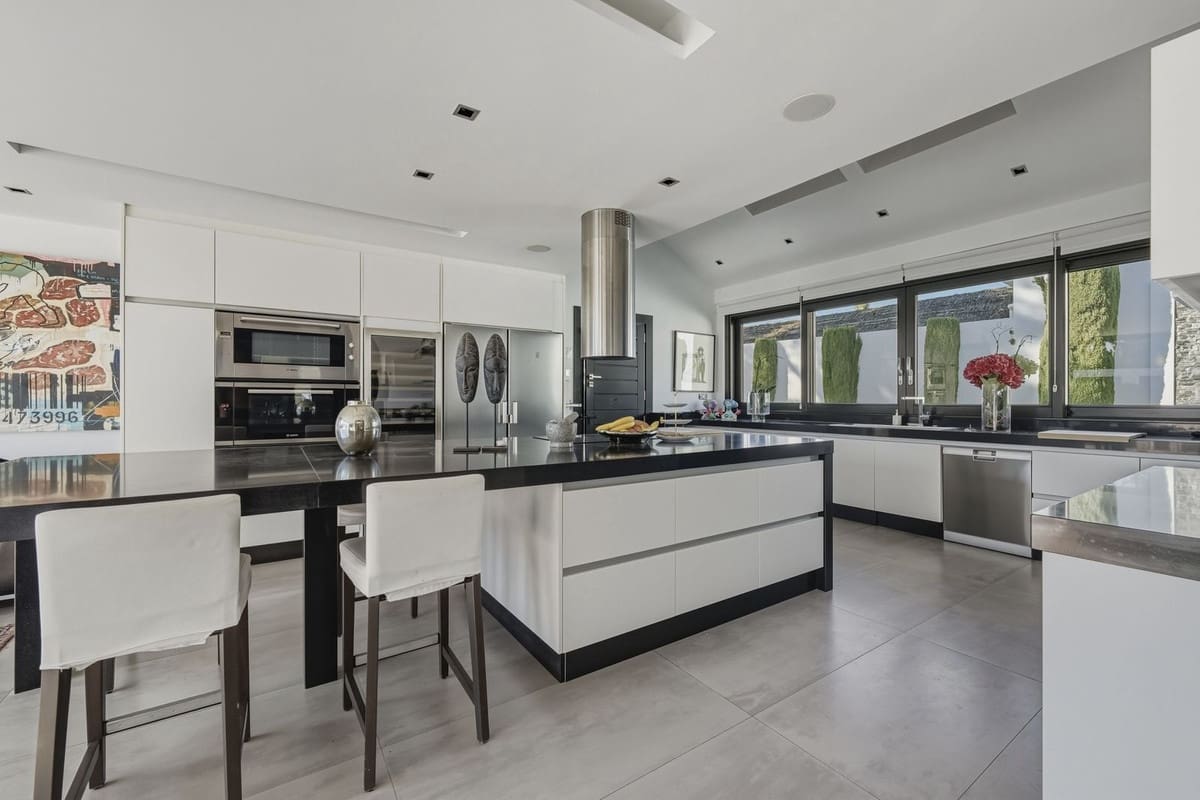 6 bedroom Villa for sale in Guadalmina with pool garage - € 5,900,000 (Ref: 9628077)