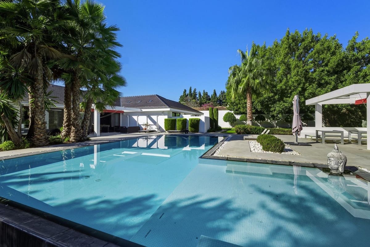 6 bedroom Villa for sale in Guadalmina with pool garage - € 5,900,000 (Ref: 9628077)