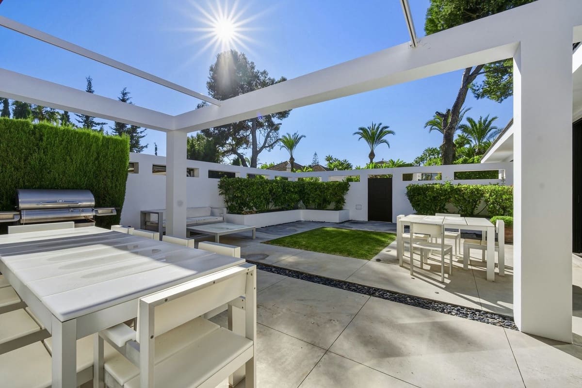 6 bedroom Villa for sale in Guadalmina with pool garage - € 5,900,000 (Ref: 9628077)