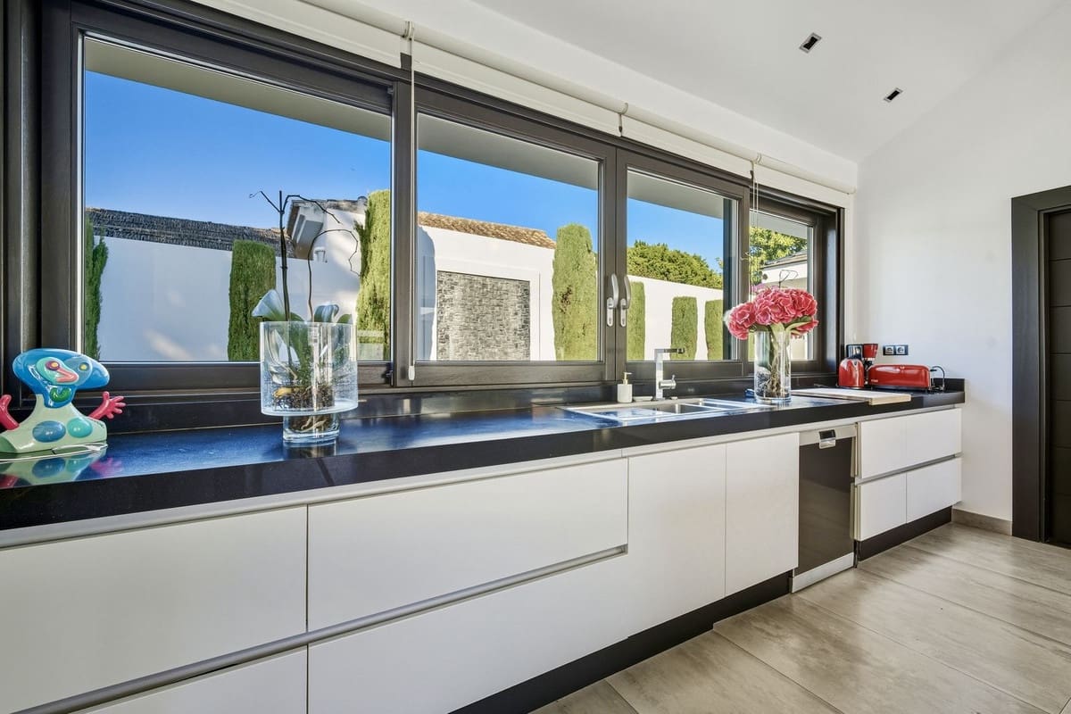 6 bedroom Villa for sale in Guadalmina with pool garage - € 5,900,000 (Ref: 9628077)