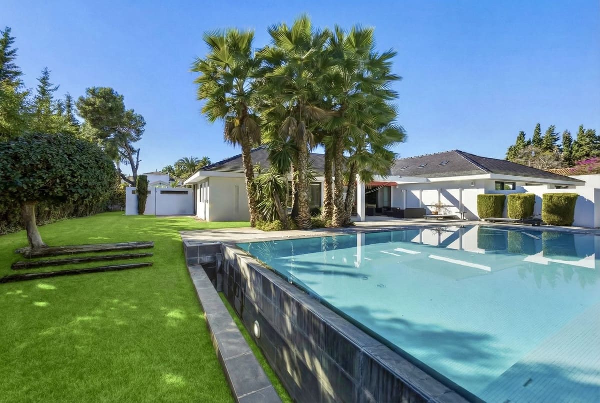 6 bedroom Villa for sale in Guadalmina with pool garage - € 5,900,000 (Ref: 9628077)