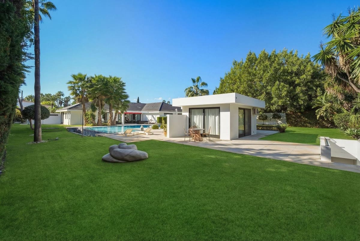 6 bedroom Villa for sale in Guadalmina with pool garage - € 5,900,000 (Ref: 9628077)