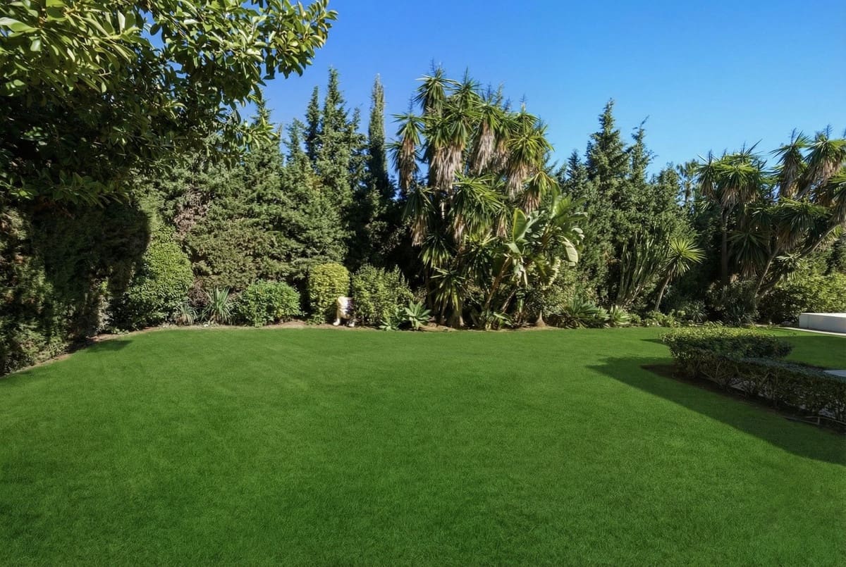 6 bedroom Villa for sale in Guadalmina with pool garage - € 5,900,000 (Ref: 9628077)