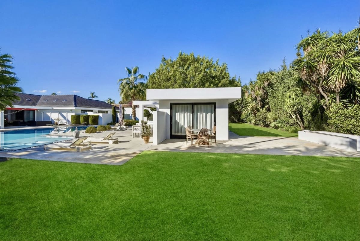 6 bedroom Villa for sale in Guadalmina with pool garage - € 5,900,000 (Ref: 9628077)