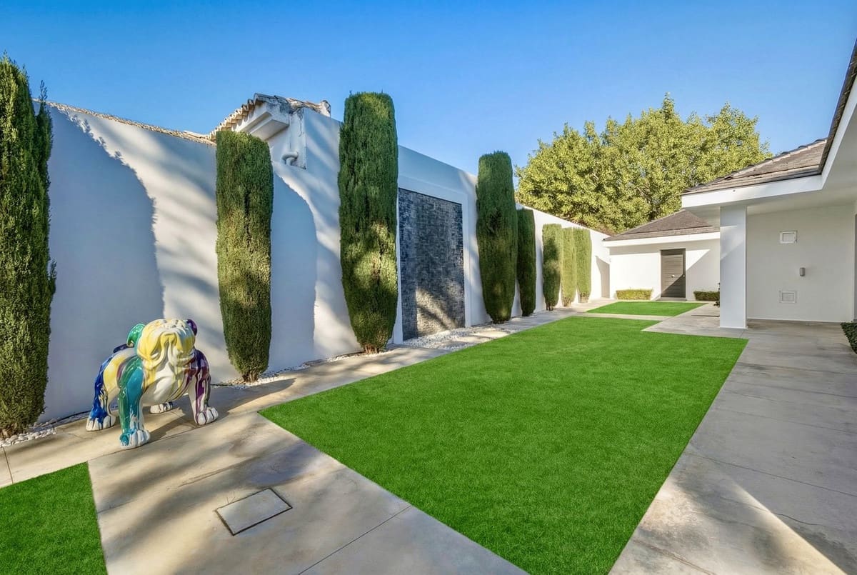 6 bedroom Villa for sale in Guadalmina with pool garage - € 5,900,000 (Ref: 9628077)