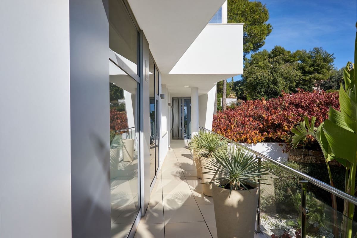 4 bedroom Semi-detached Villa for sale in Marbella with pool garage - € 3,950,000 (Ref: 9628080)