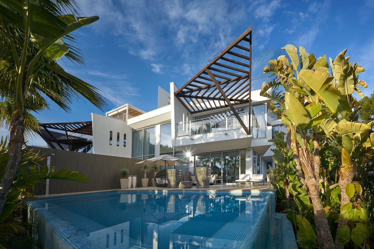 4 bedroom Semi-detached Villa for sale in Marbella with pool garage - € 3,950,000 (Ref: 9628080)