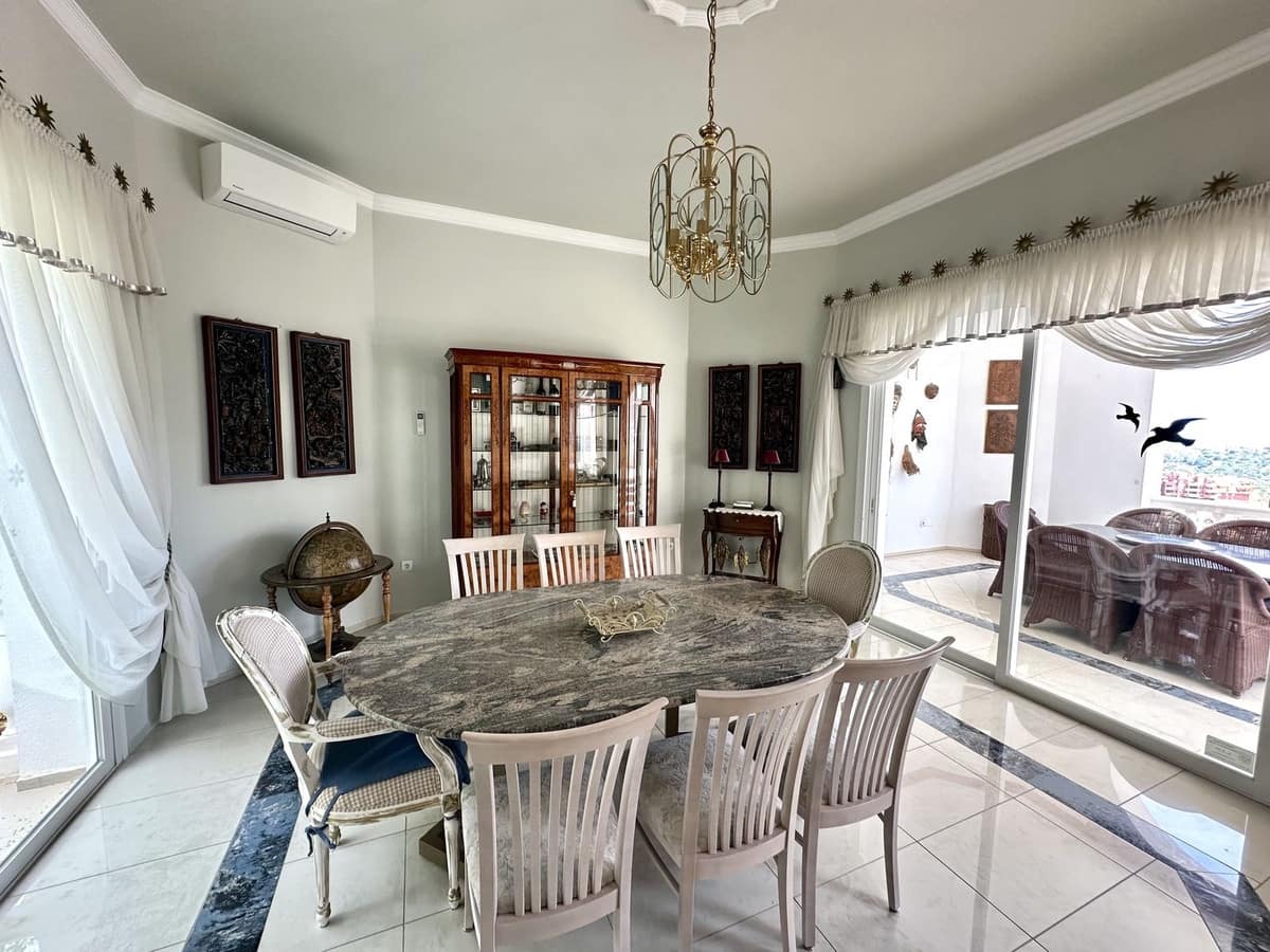 6 slaapkamer Villa te koop in Marbella met zwembad garage - € 2.290.000 (Ref: 9628082)