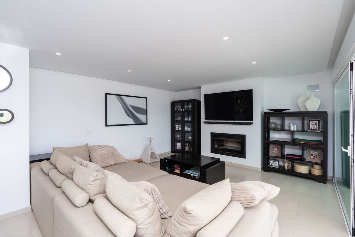 3 slaapkamer Villa te koop in Estepona met zwembad garage - € 2.200.000 (Ref: 9628083)