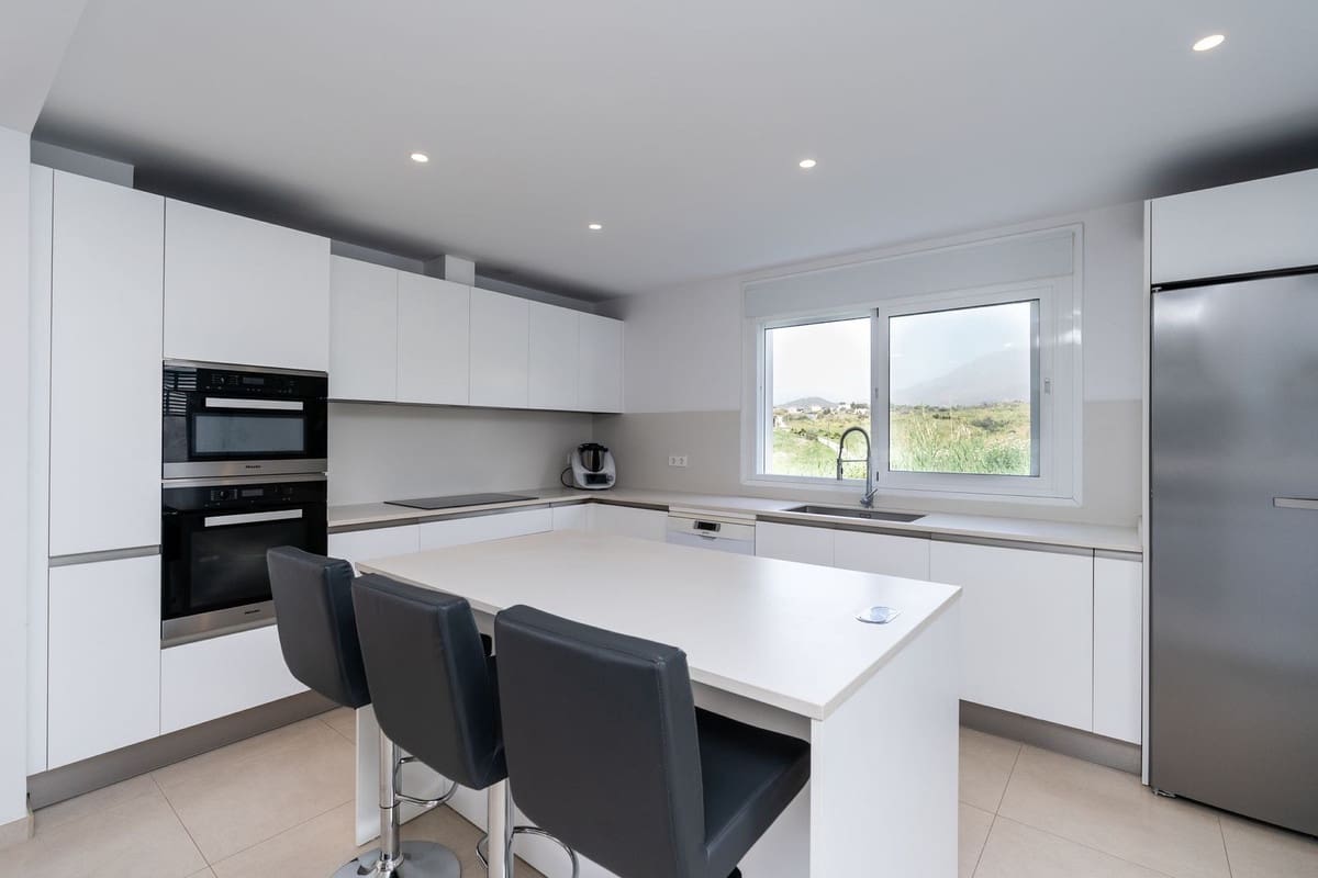 3 slaapkamer Villa te koop in Estepona met zwembad garage - € 2.200.000 (Ref: 9628083)