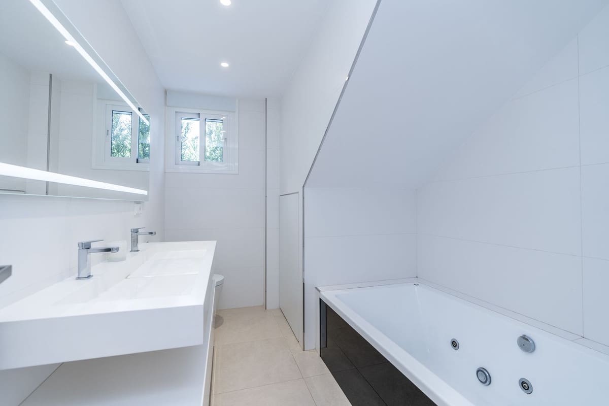 3 sypialnia Willa na sprzedaż w Estepona z basenem garażem - 2 200 000 € (Ref: 9628083)