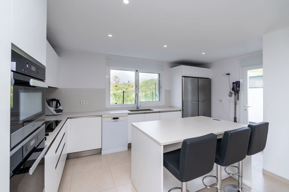 3 sypialnia Willa na sprzedaż w Estepona z basenem garażem - 2 200 000 € (Ref: 9628083)