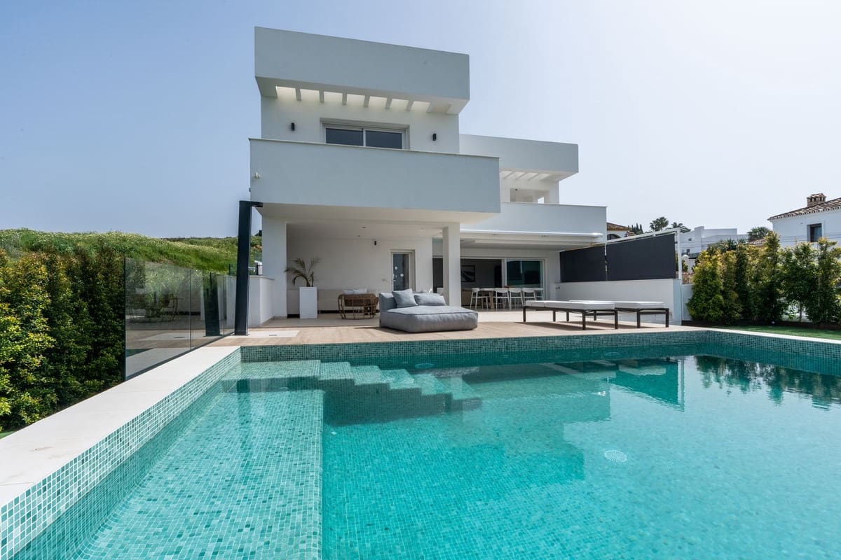 3 sypialnia Willa na sprzedaż w Estepona z basenem garażem - 2 200 000 € (Ref: 9628083)
