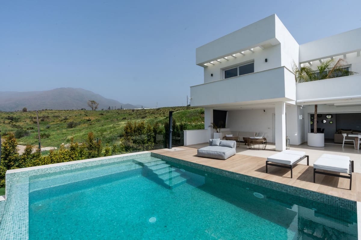 3 sypialnia Willa na sprzedaż w Estepona z basenem garażem - 2 200 000 € (Ref: 9628083)