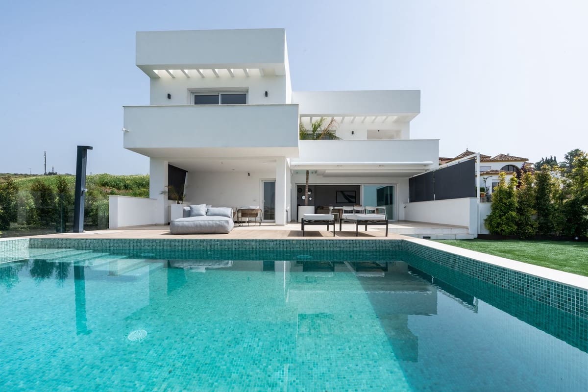 3 sypialnia Willa na sprzedaż w Estepona z basenem garażem - 2 200 000 € (Ref: 9628083)