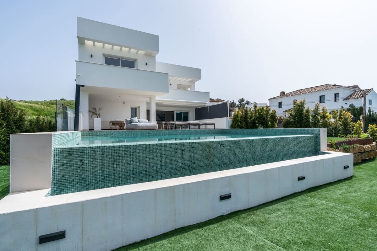3 sypialnia Willa na sprzedaż w Estepona z basenem garażem - 2 200 000 € (Ref: 9628083)
