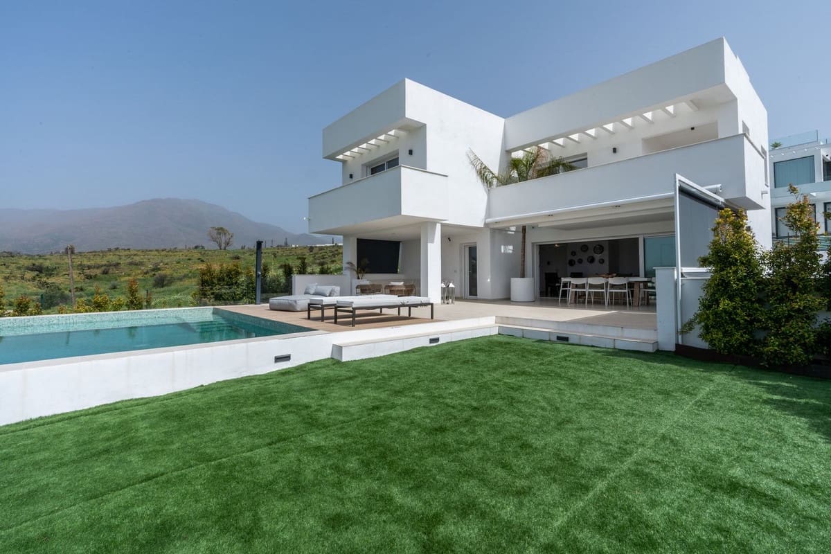 3 sypialnia Willa na sprzedaż w Estepona z basenem garażem - 2 200 000 € (Ref: 9628083)
