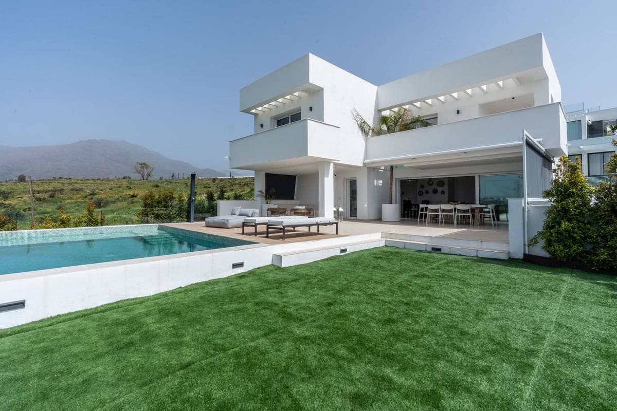 3 sypialnia Willa na sprzedaż w Estepona z basenem garażem - 2 200 000 € (Ref: 9628083)