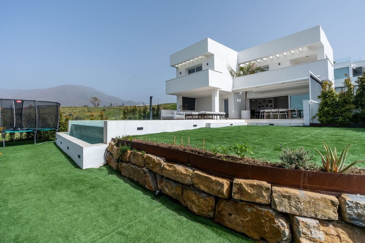 3 sypialnia Willa na sprzedaż w Estepona z basenem garażem - 2 200 000 € (Ref: 9628083)