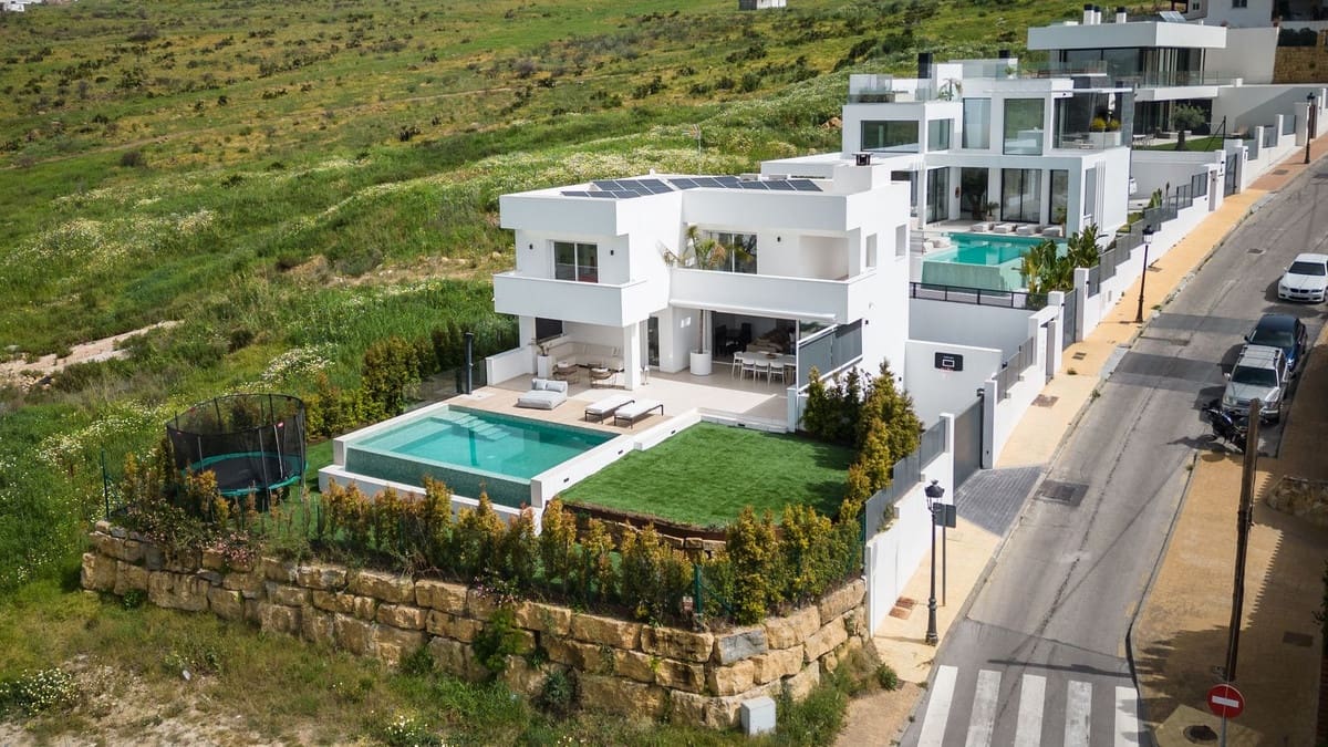 3 sypialnia Willa na sprzedaż w Estepona z basenem garażem - 2 200 000 € (Ref: 9628083)