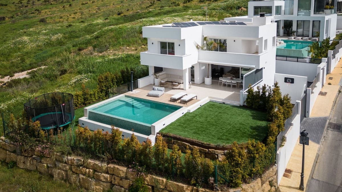 3 sypialnia Willa na sprzedaż w Estepona z basenem garażem - 2 200 000 € (Ref: 9628083)